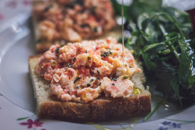 Καγιανά σε χωριάτικο ψωμί 