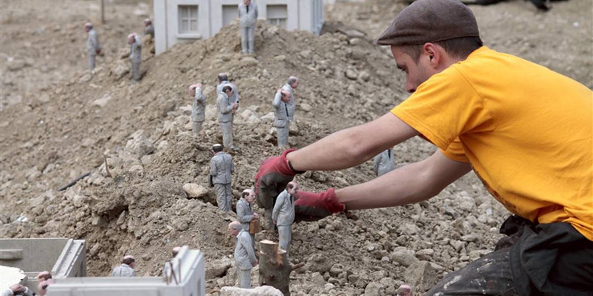 O Isaac Cordal, γεννημένος το 1974, είναι Ισπανός καλλιτέχνης από τη Γαλικία και ζει στις Βρυξέλλες. Τα έργα του συνδυάζουν τη μικρογλυπτική με τη φωτογραφία μέσα στο αστικό τοπίο. Έχει σπουδάσει γλυπτική, έχει ειδικευτεί στην τεχνική της πέτρας και υπήρξε μέλος καλλιτεχνικών ομάδων, γκρουπ της death metal μουσικής σκηνής της Ισπανίας καθώς και εκδότης του fanzine Exorcism. Αυτό που κάνει ο Ισπανός καλλιτέχνης είναι κάτι περισσότερο από urban art. Θα έλεγε κανείς ότι είναι ένα παιχνίδι «κρυμμένου θησαυρού», η δημιουργία ενός μικρόκοσμου μέσα στην πόλη και στις μυστικές γωνιές της. Δημιουργεί μικρές ανθρώπινες φιγούρες (περίπου 15 εκ. ύψος) από πηλό, κατασκευάζει καλούπια και μετά τις μετατρέπει σε φιγούρες από τσιμέντο, συνήθως ανθρώπους businessmen με καφκική διάθεση, που τους στήνει σε πόζες, μόνους ή όλους μαζί στο σύμπαν της πόλης, σατιρίζοντας σκληρά τον σύγχρονο κόσμο, την κλιματική αλλαγή, τη γραφειοκρατία, τη μοναξιά. Συνήθως είναι δύσκολο να τα ανακαλύψεις με την πρώτη ματιά, πρέπει να ψάξεις ιδιαίτ O Isaac Cordal, γεννημένος το 1974, είναι Ισπανός καλλιτέχνης από τη Γαλικία και ζει στις Βρυξέλλες. Τα έργα του συνδυάζουν τη μικρογλυπτική με τη φωτογραφία μέσα στο αστικό τοπίο. Έχει σπουδάσει γλυπτική, έχει ειδικευτεί στην τεχνική της πέτρας και υπήρξε μέλος καλλιτεχνικών ομάδων, γκρουπ της death metal μουσικής σκηνής της Ισπανίας καθώς και εκδότης του fanzine Exorcism. Αυτό που κάνει ο Ισπανός καλλιτέχνης είναι κάτι περισσότερο από urban art. Θα έλεγε κανείς ότι είναι ένα παιχνίδι «κρυμμένου θησαυρού»