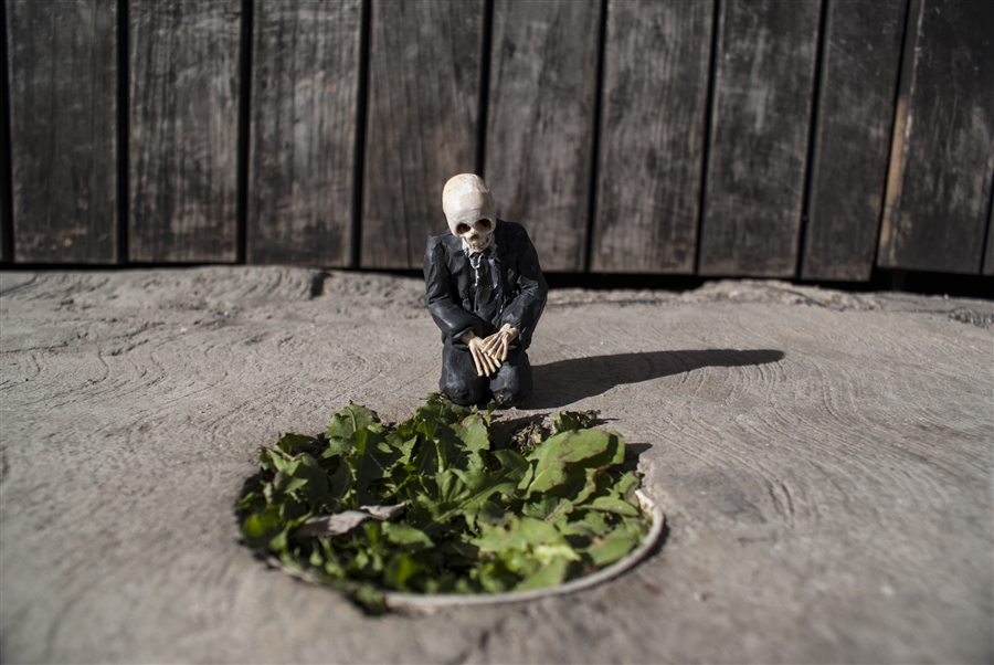 O Isaac Cordal, γεννημένος το 1974, είναι Ισπανός καλλιτέχνης από τη Γαλικία και ζει στις Βρυξέλλες. Τα έργα του συνδυάζουν τη μικρογλυπτική με τη φωτογραφία μέσα στο αστικό τοπίο. Έχει σπουδάσει γλυπτική, έχει ειδικευτεί στην τεχνική της πέτρας και υπήρξε μέλος καλλιτεχνικών ομάδων, γκρουπ της death metal μουσικής σκηνής της Ισπανίας καθώς και εκδότης του fanzine Exorcism. Αυτό που κάνει ο Ισπανός καλλιτέχνης είναι κάτι περισσότερο από urban art. Θα έλεγε κανείς ότι είναι ένα παιχνίδι «κρυμμένου θησαυρού», η δημιουργία ενός μικρόκοσμου μέσα στην πόλη και στις μυστικές γωνιές της. Δημιουργεί μικρές ανθρώπινες φιγούρες (περίπου 15 εκ. ύψος) από πηλό, κατασκευάζει καλούπια και μετά τις μετατρέπει σε φιγούρες από τσιμέντο, συνήθως ανθρώπους businessmen με καφκική διάθεση, που τους στήνει σε πόζες, μόνους ή όλους μαζί στο σύμπαν της πόλης, σατιρίζοντας σκληρά τον σύγχρονο κόσμο, την κλιματική αλλαγή, τη γραφειοκρατία, τη μοναξιά. Συνήθως είναι δύσκολο να τα ανακαλύψεις με την πρώτη ματιά, πρέπει να ψάξεις ιδιαίτ O Isaac Cordal, γεννημένος το 1974, είναι Ισπανός καλλιτέχνης από τη Γαλικία και ζει στις Βρυξέλλες. Τα έργα του συνδυάζουν τη μικρογλυπτική με τη φωτογραφία μέσα στο αστικό τοπίο. Έχει σπουδάσει γλυπτική, έχει ειδικευτεί στην τεχνική της πέτρας και υπήρξε μέλος καλλιτεχνικών ομάδων, γκρουπ της death metal μουσικής σκηνής της Ισπανίας καθώς και εκδότης του fanzine Exorcism. Αυτό που κάνει ο Ισπανός καλλιτέχνης είναι κάτι περισσότερο από urban art. Θα έλεγε κανείς ότι είναι ένα παιχνίδι «κρυμμένου θησαυρού»