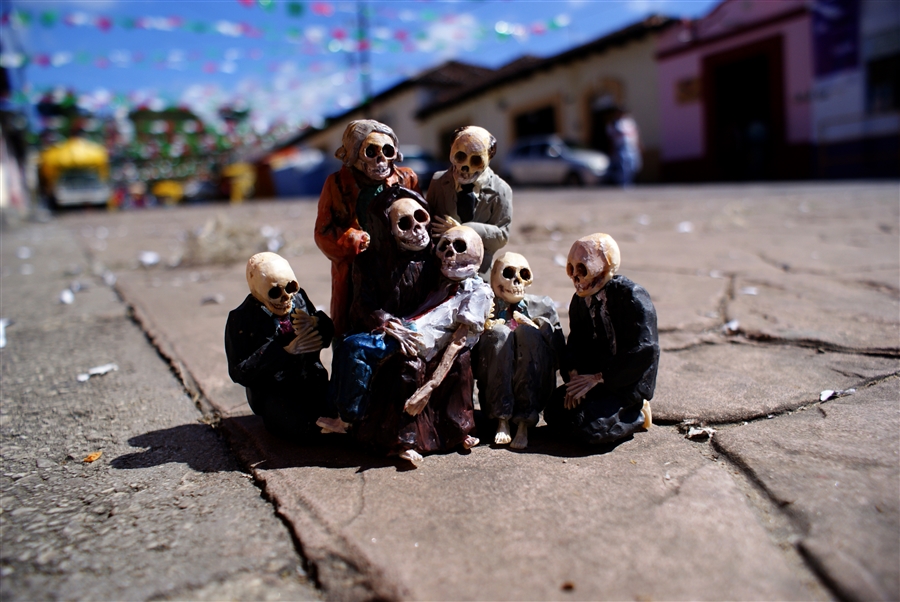 O Isaac Cordal, γεννημένος το 1974, είναι Ισπανός καλλιτέχνης από τη Γαλικία και ζει στις Βρυξέλλες. Τα έργα του συνδυάζουν τη μικρογλυπτική με τη φωτογραφία μέσα στο αστικό τοπίο. Έχει σπουδάσει γλυπτική, έχει ειδικευτεί στην τεχνική της πέτρας και υπήρξε μέλος καλλιτεχνικών ομάδων, γκρουπ της death metal μουσικής σκηνής της Ισπανίας καθώς και εκδότης του fanzine Exorcism. Αυτό που κάνει ο Ισπανός καλλιτέχνης είναι κάτι περισσότερο από urban art. Θα έλεγε κανείς ότι είναι ένα παιχνίδι «κρυμμένου θησαυρού», η δημιουργία ενός μικρόκοσμου μέσα στην πόλη και στις μυστικές γωνιές της. Δημιουργεί μικρές ανθρώπινες φιγούρες (περίπου 15 εκ. ύψος) από πηλό, κατασκευάζει καλούπια και μετά τις μετατρέπει σε φιγούρες από τσιμέντο, συνήθως ανθρώπους businessmen με καφκική διάθεση, που τους στήνει σε πόζες, μόνους ή όλους μαζί στο σύμπαν της πόλης, σατιρίζοντας σκληρά τον σύγχρονο κόσμο, την κλιματική αλλαγή, τη γραφειοκρατία, τη μοναξιά. Συνήθως είναι δύσκολο να τα ανακαλύψεις με την πρώτη ματιά, πρέπει να ψάξεις ιδιαίτ O Isaac Cordal, γεννημένος το 1974, είναι Ισπανός καλλιτέχνης από τη Γαλικία και ζει στις Βρυξέλλες. Τα έργα του συνδυάζουν τη μικρογλυπτική με τη φωτογραφία μέσα στο αστικό τοπίο. Έχει σπουδάσει γλυπτική, έχει ειδικευτεί στην τεχνική της πέτρας και υπήρξε μέλος καλλιτεχνικών ομάδων, γκρουπ της death metal μουσικής σκηνής της Ισπανίας καθώς και εκδότης του fanzine Exorcism. Αυτό που κάνει ο Ισπανός καλλιτέχνης είναι κάτι περισσότερο από urban art. Θα έλεγε κανείς ότι είναι ένα παιχνίδι «κρυμμένου θησαυρού»