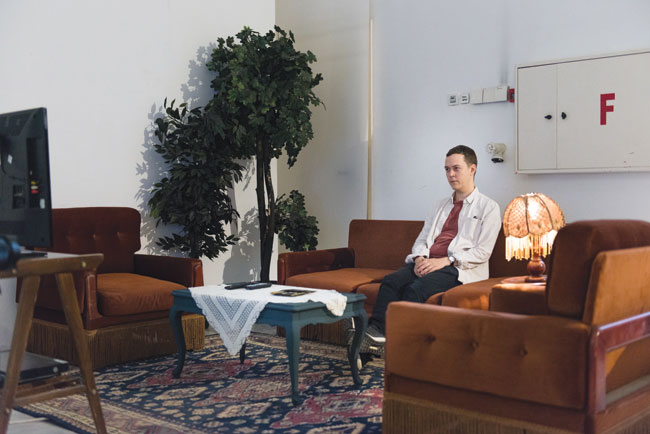 Einat Amir, «Σύντομα κοντά σας», 2011.  Βίντεο εγκατάσταση και περφόρμανς. Παραχώρηση του καλλιτέχνη και της Aspect Ratio Gallery, Σικάγο.