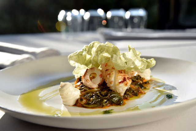 Φρέσκο καλαμάρι σχάρας με κερκυραϊκό τσιγαρέλι, το πιάτο της βραδιάς