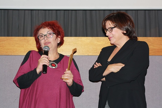 Το βραβείο στην ηθοποιό Γιώτα Φέστα παρέδωσε η διευθύντρια του Ελληνικού Κέντρου Κινηματογράφου Ηλέκτρα Βενάκη