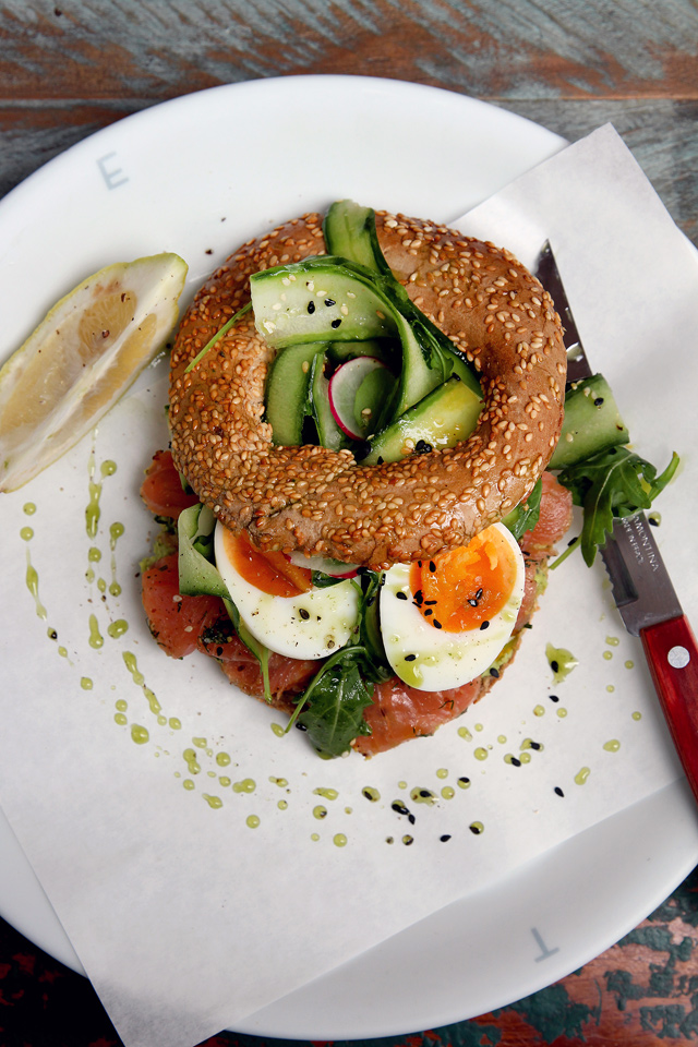 Αυγό βραστό σε κουλούρι ολικής με σολομό gravlax και χούμους από φασόλια edamame Αυγό βραστό σε κουλούρι ολικής με σολομό gravlax και χούμους από φασόλια edamame