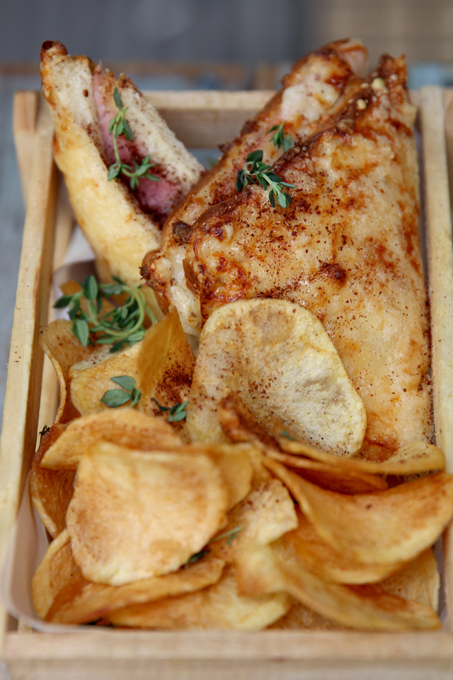 Croquet monsieur με γραβιέρα, ζαμπόν και μπεσαμέλ Croquet monsieur με γραβιέρα, ζαμπόν και μπεσαμέλ