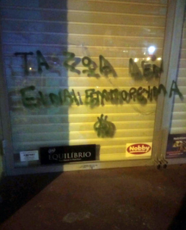 «Λευτεριά στα ζώα» με βανδαλισμούς σε κρεοπωλεία και pet shop