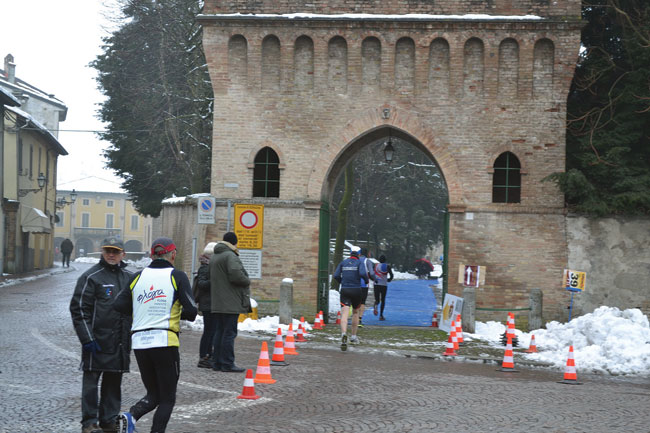 Στον Μαραθώνιο του Βέρντι, στην Πάρμα, τρέχαμε στην εξοχή της Εμίλια-Ρομάνια, με χιόνι γύρω μας και κατά διαστήματα σε ομίχλη. Σαν να είμαστε σε ταινία, σκέτη μαγεία. Στον Μαραθώνιο του Βέρντι, στην Πάρμα, τρέχαμε στην εξοχή της Εμίλια-Ρομάνια, με χιόνι γύρω μας και κατά διαστήματα σε ομίχλη. Σαν να είμαστε σε ταινία, σκέτη μαγεία.