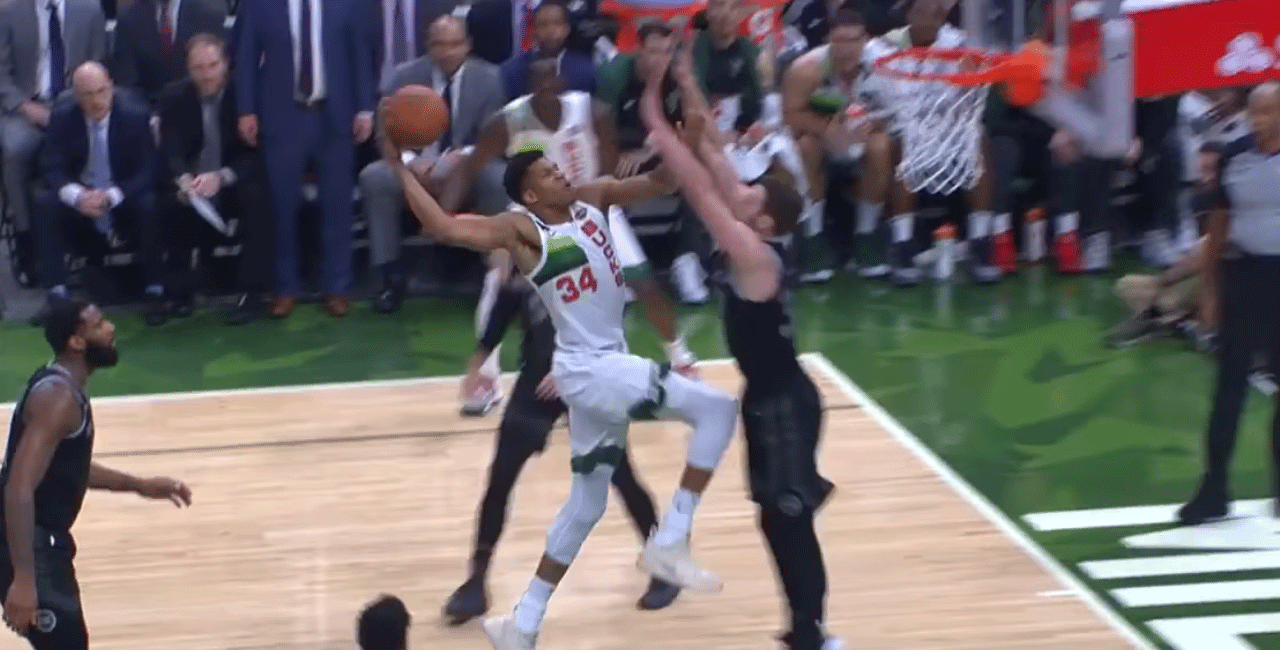 Απίθανο κάρφωμα από τον Γιάννη Αντετοκούνμπο