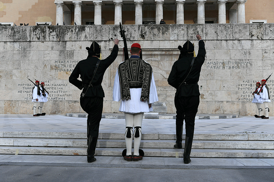 Πόντιοι Εύζωνες στην πλατεία Συντάγματος