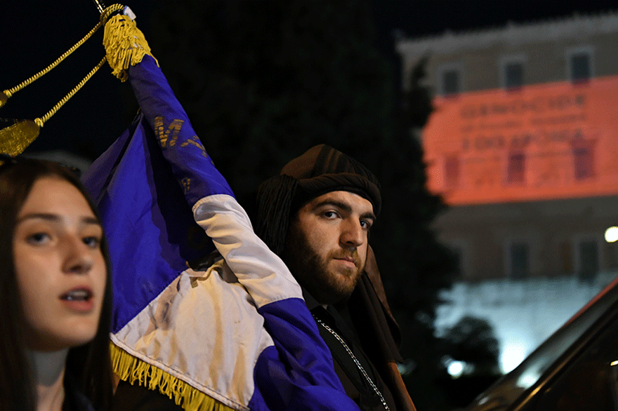 Με κόκκινο και μαύρο χρώμα η Βουλή για τη Γενοκτονία των Ποντίων