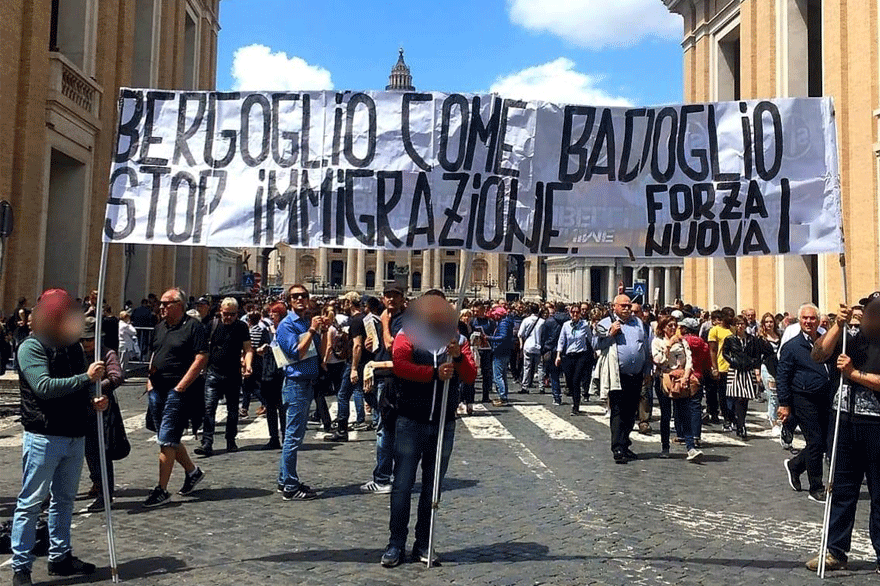 Το πανό που σήκωσαν ακροδεξιοί κατά του Πάπα Φραγκίσκου στο Βατικανό