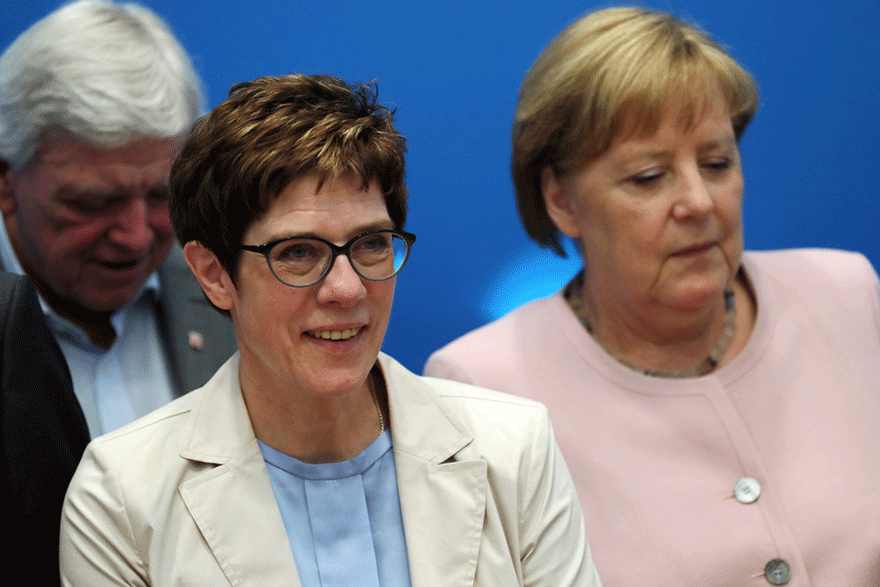 Άνεγκρετ Κραμπ-Καρενμπάουερ και Άνγκελα Μέρκελ