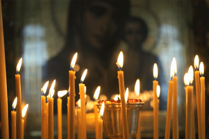 Κεριά σε ιερά μονή