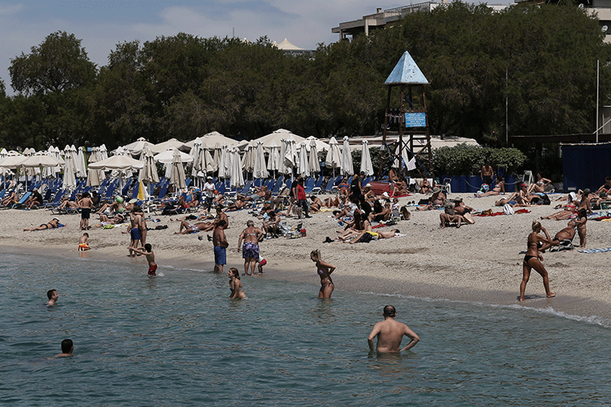 Λουόμενοι σε παραλία