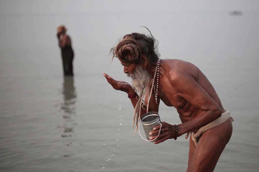 Ινδός μοναχός στον Γάγγη ποταμό