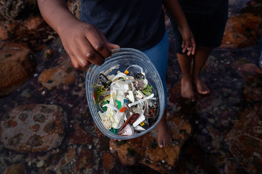 Ρύπανση των ακτών με πλαστικά απορρίμματα