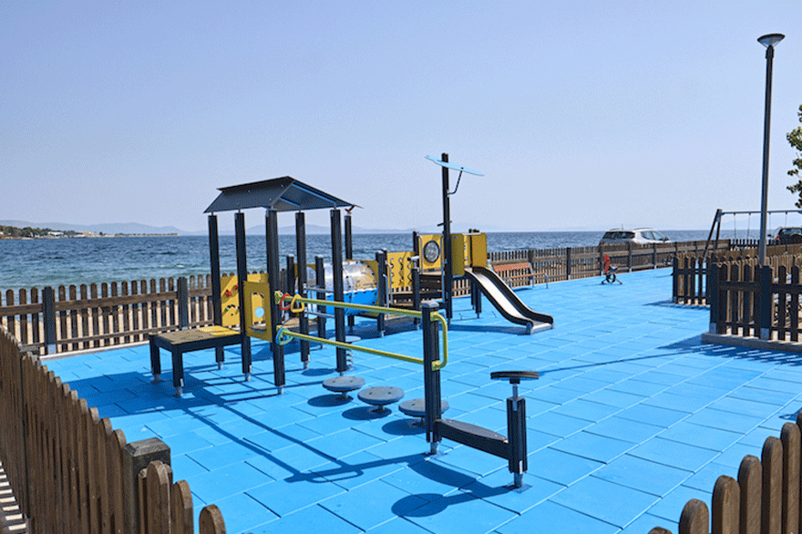 Παιδική χαρά στο Μάτι μετά την ανάπλαση από τον «Δεσμό»