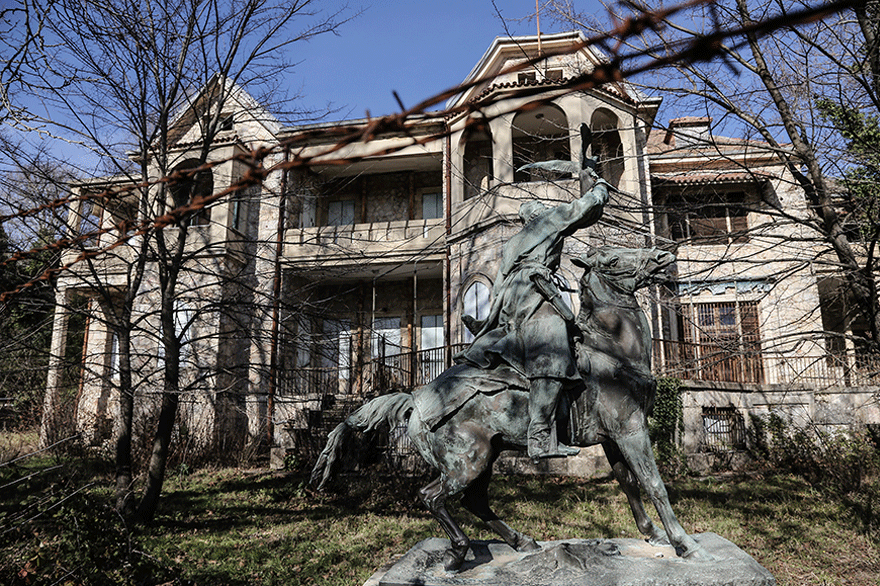 Τα πρώην βασιλικά ανάκτορα στο Τατόι