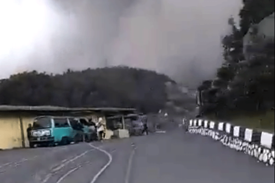 Στάχτη παντού: Έκρηξη ηφαιστείου στη δυτική Ιάβα