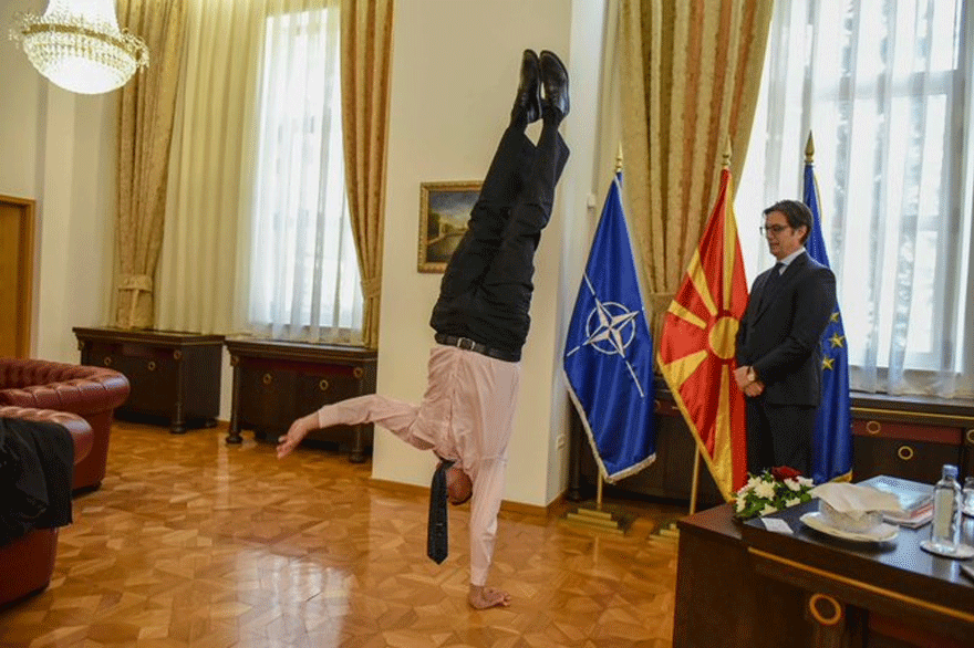 Ο Ισραηλινός πρέσβης έκανε κατακόρυφο μπροστά στον πρόεδρο της Βόρειας Μακεδονίας