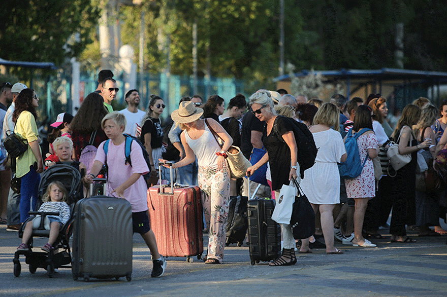 Ταξιδιώτες στο λιμάνι του Πειραιά