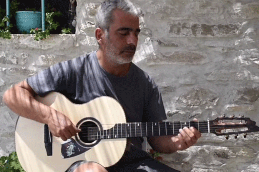 Ο Δημήτρης Μυστακίδης διασκευάζει το... Mama του Sin Boy