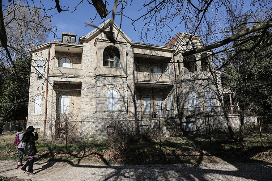 Τα πρώην βασιλικά ανάκτορα στο Τατόι