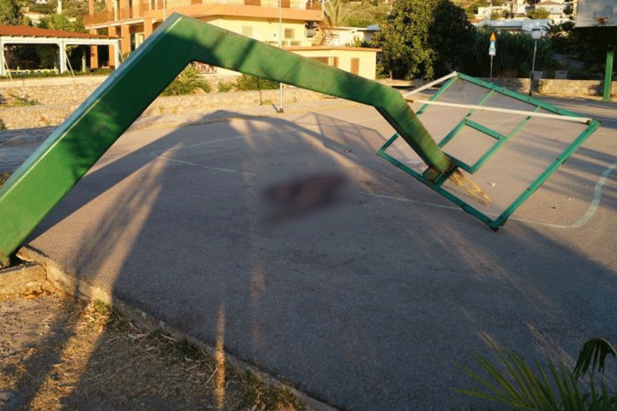 Το γήπεδο μπάσκετ στη Χίο, όπου έχασε με τραγικό τρόπο τη ζωή του ο 19χρονος