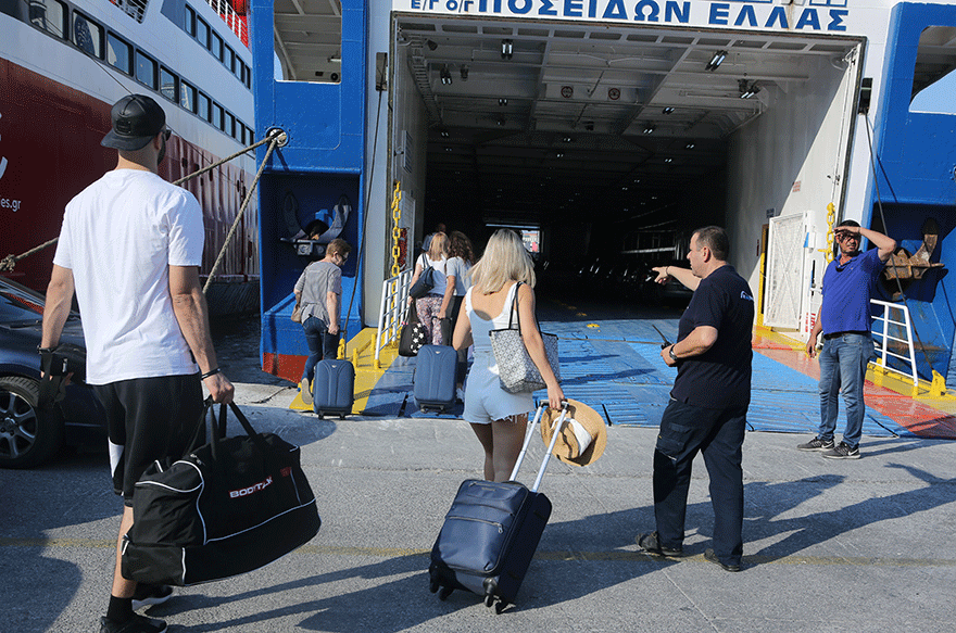 Ταξιδιώτες στο λιμάνι του Πειραιά