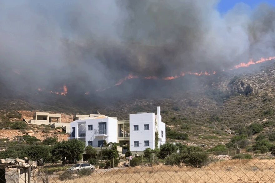 Μαίνεται η πυρκαγιά στην Ελαφόνησο