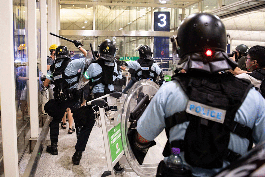 Άγριο ξύλο μεταξύ αστυνομικών και διαδηλωτών στο αεροδρόμιο του Χονγκ Κονγκ