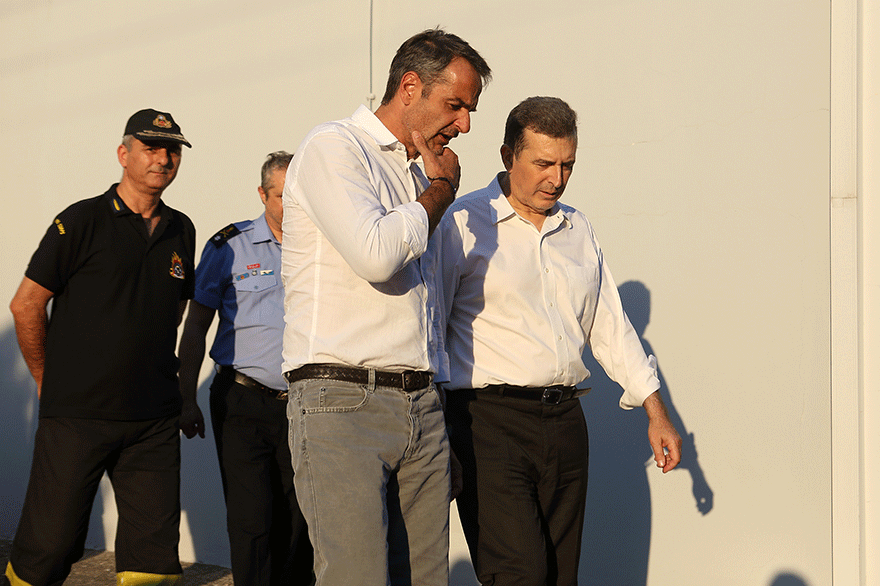 Ο Κυριάκος Μητσοτάκης στο Κέντρο Επιχειρήσεων της Πυροσβεστικής Υπηρεσίας