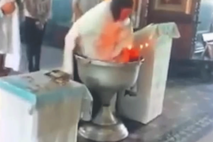 Ιερέας στη Ρωσία κακοποιεί μωρό κατά τη διάρκεια της βάφτισης