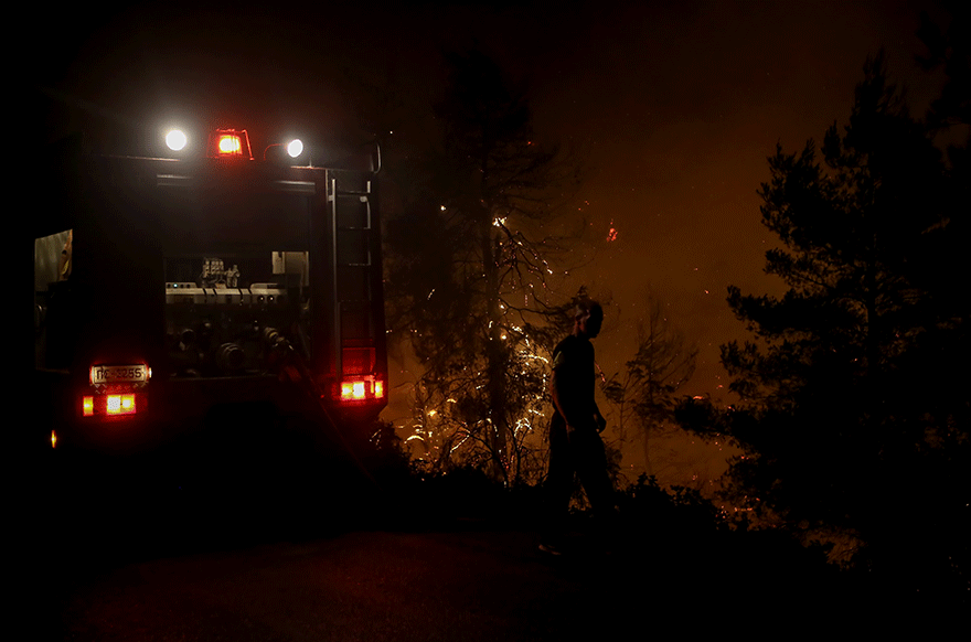 Ολονύχτια μάχη με τις φλόγες για δεύτερο 24ωρο δίνουν οι πυροσβέστες στην κεντρική Εύβοια