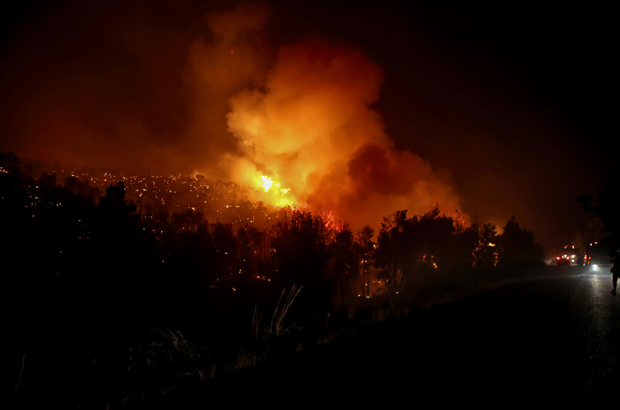 Δύσκολη νύχτα για την Εύβοια λόγω της μεγάλης πυρκαγιάς κοντά στα Ψαχνά