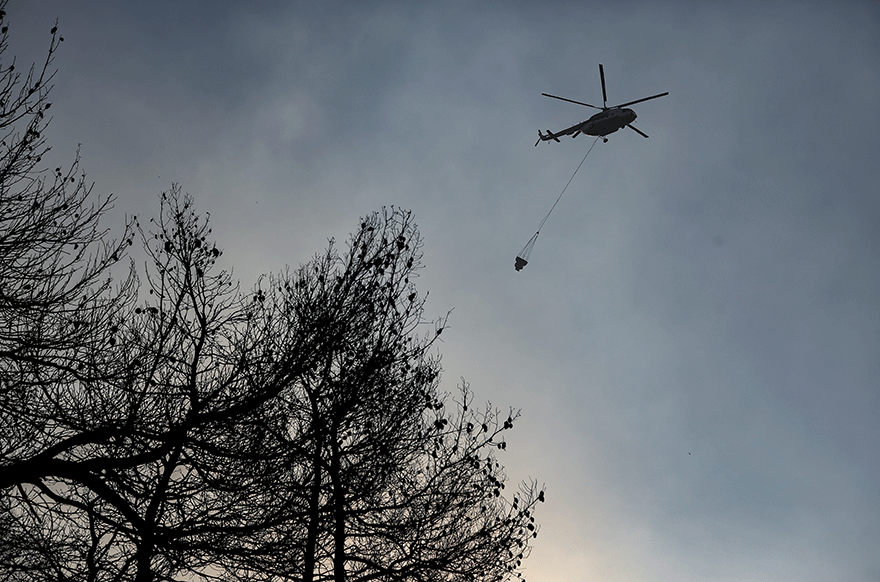 Ελικόπτερο πάνω από δασική πυρκαγιά στην Εύβοια