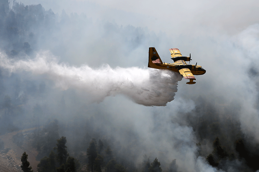 Συνεχίζει να καίει η φωτιά στην κεντρική Εύβοια