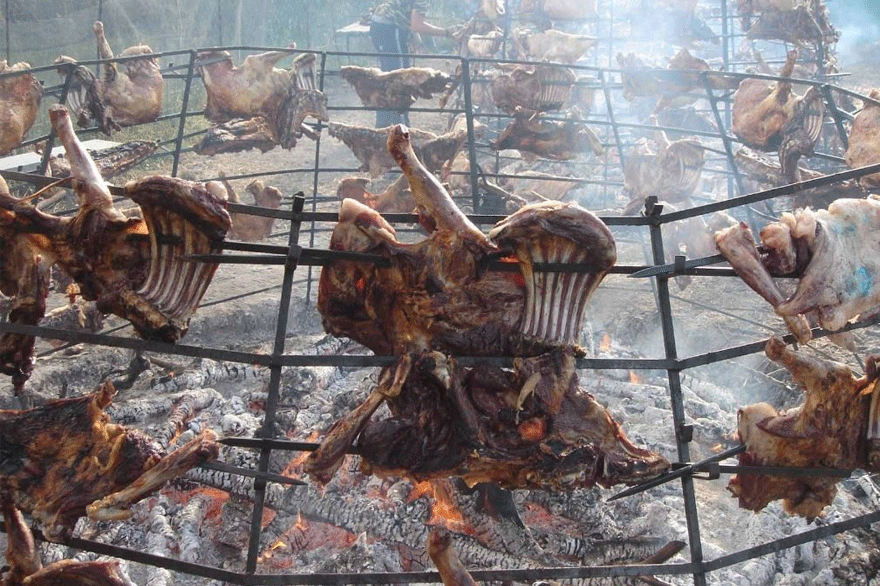 Το αντικριστό για το γαμήλιο γλέντι άναψε... φωτιές