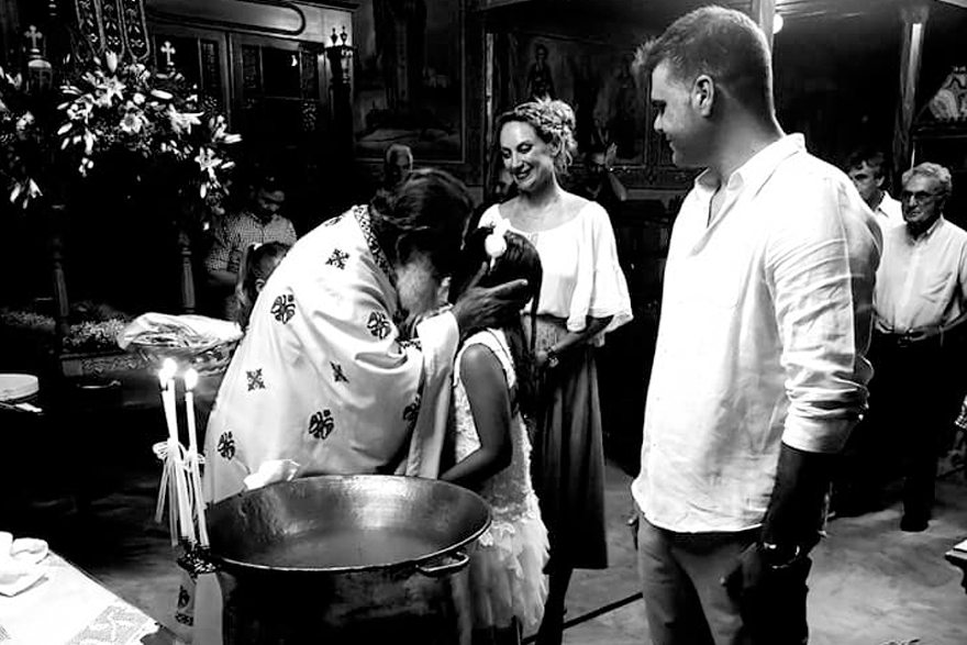 Μπάμπης Στόκας και Φωτεινή Ψυχίδου βάφτισαν την 9χρονη κόρη τους