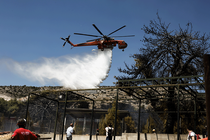 Ελικόπτερο ρίχνει νερό στη φωτιά που ξέσπασε στο δάσος Χαϊδαρίου