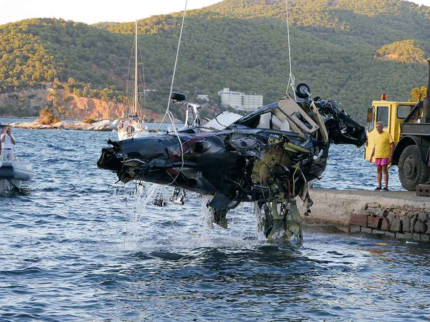 Ανάσυρση ελικοπτέρου από τη θάλασσα του Πόρου 