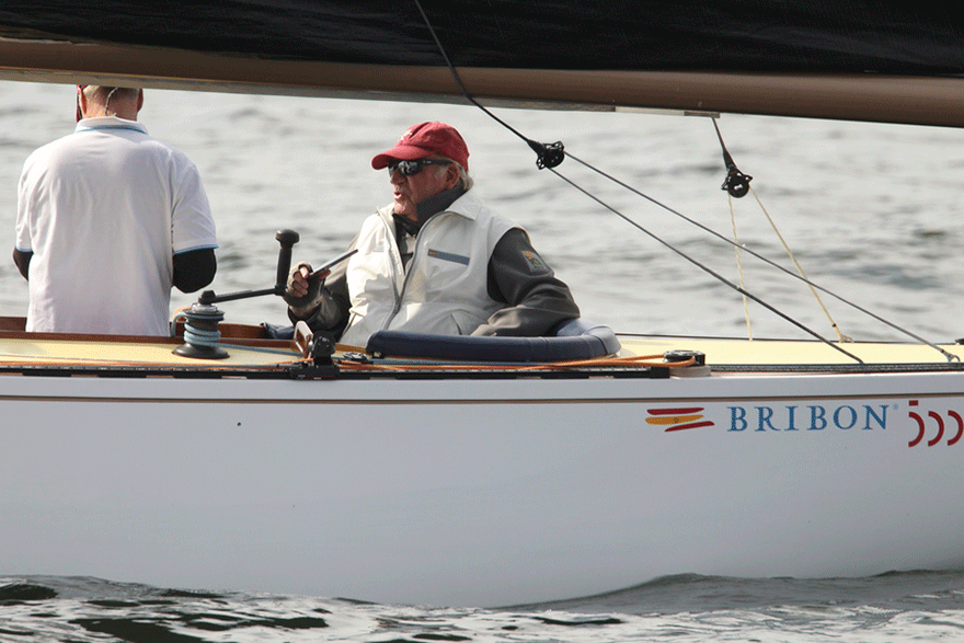 Στα 81 του ο τέως βασιλιάς της Ισπανίας Χουάν Κάρλος κατεβαίνει σε αγώνες ιστιοπλοΐας