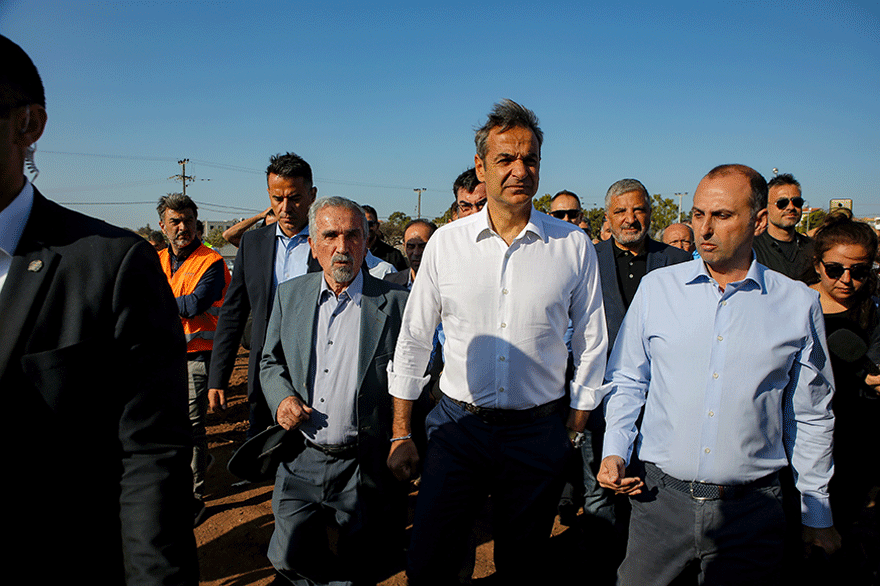 Στο οικόπεδο-βόμβα που καθαρίστηκε στο Μάτι ο Κυριάκος Μητσοτάκης