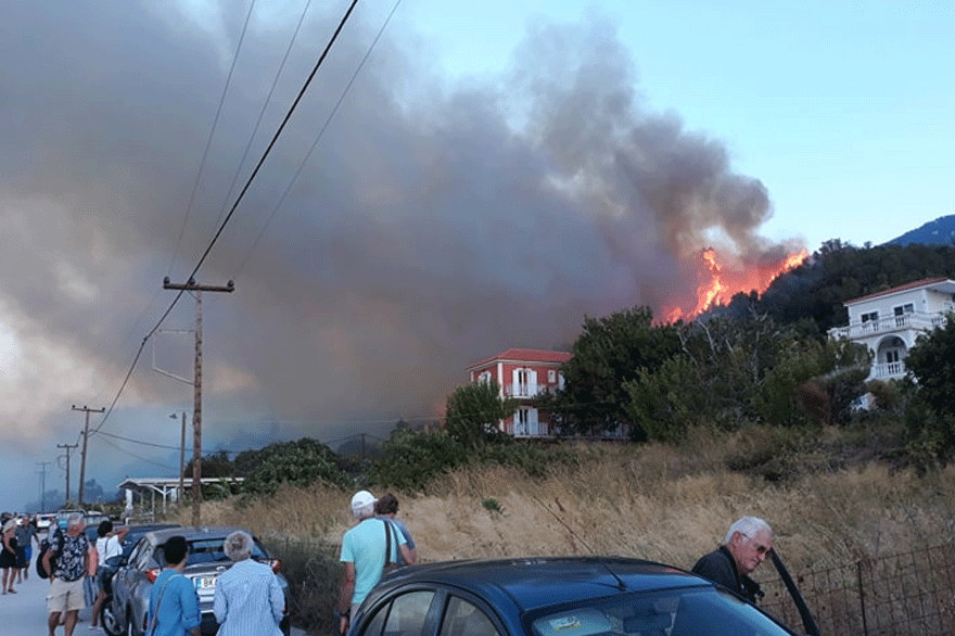 Απομακρύνθηκαν κάτοικοι και τουρίστες στην Κεφαλονιά λόγω αγροτοδασικής πυρκαγιάς