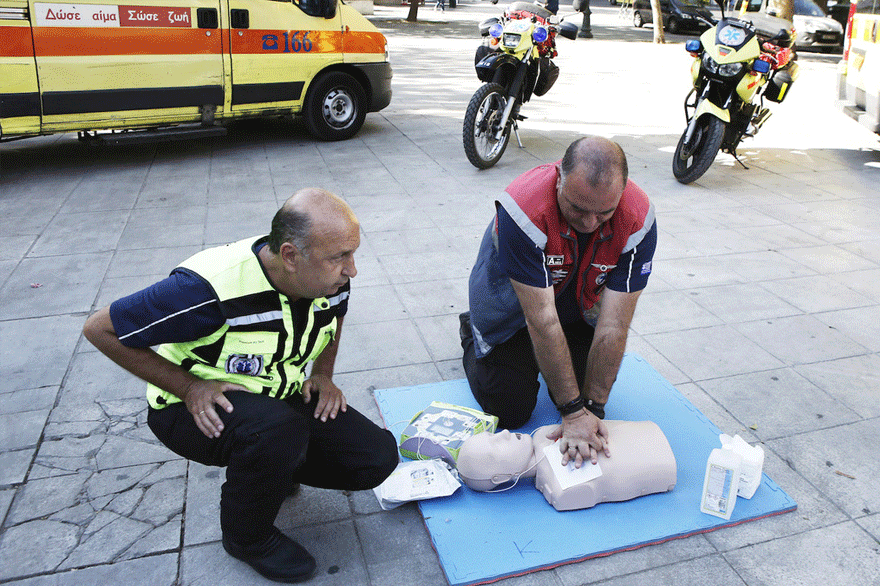 Επίδειξη πρώτων βοηθειών στην πλατεία Συντάγματος
