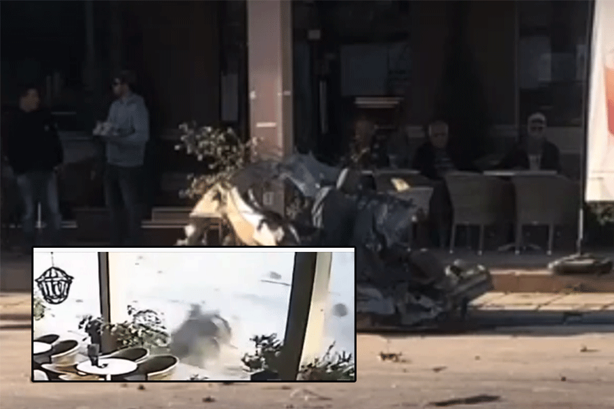 Κάμερα ασφαλείας στη Θεσσαλονίκη κατέγραψε τη στιγμή που αυτοκίνητο εμβολίζει όχημα, κόβοντάς το στα δύο