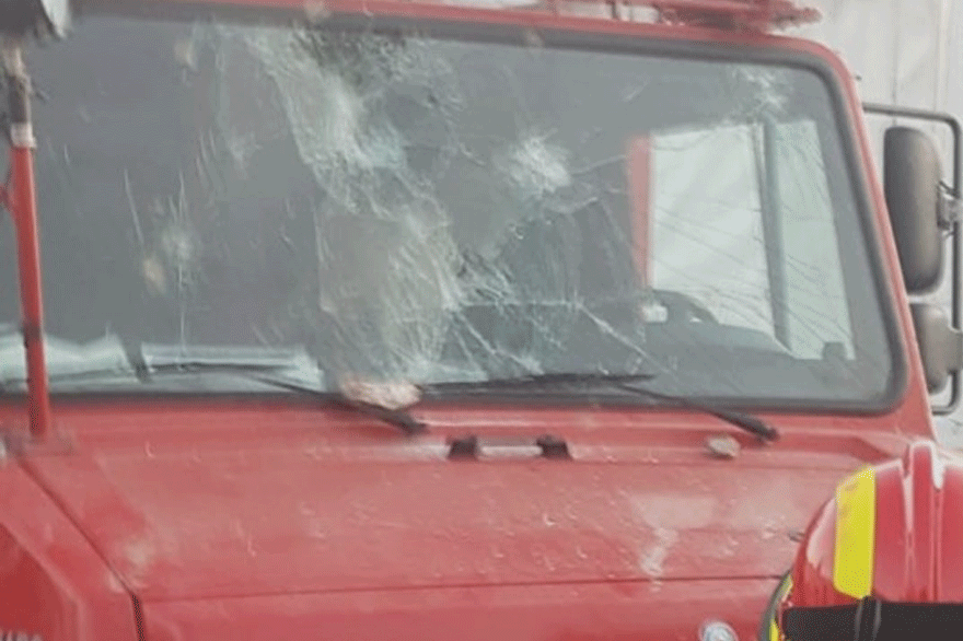 Πυροσβέστες στη Μόρια δέχτηκαν επίθεση από μετανάστες και πρόσφυγες