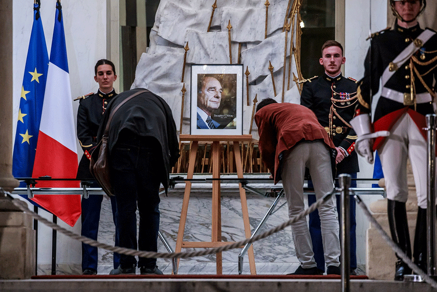 Οι Γάλλοι τιμούν τον Ζακ Σιράκ