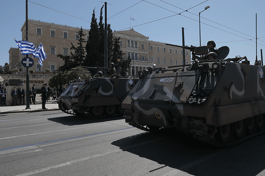 Στρατιωτική παρέλαση στην πλατεία Συντάγματος