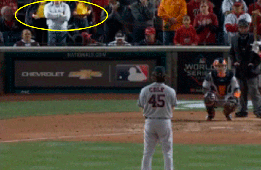 ΗΠΑ: Δύο μοντέλα ξεγυμνώθηκαν σε αγώνα μπέιζμπολ για καλό σκοπό